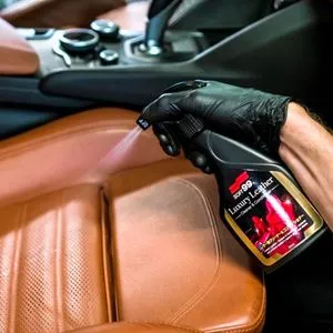 Limpa e Hidrata Couro e Similares Soft99 - Luxury Leather 2 em 1